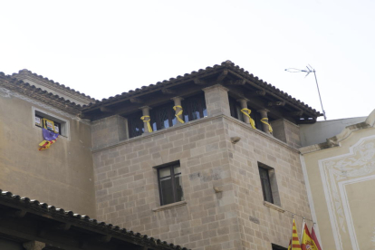 Les banderes i llaços de la façana de la Paeria.