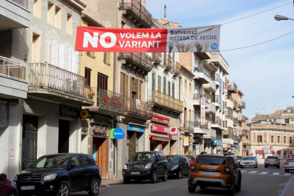 Imatge de la pancarta contra la construcció de la segona variant d'Artesa de Segre.