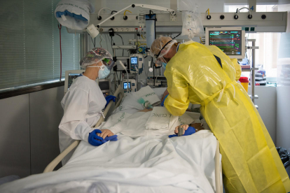 Dos sanitaris atenen un pacient amb Covid a l’UCI de l’hospital Clínic de Barcelona.