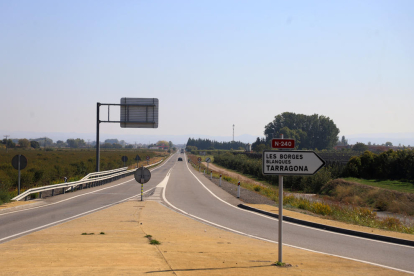 La N-240 entre Lleida y Les Borges Blanques, prácticamente vacía ayer a mediodía. 
