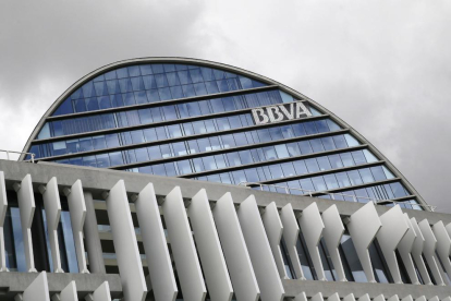 Imagen de la sede corporativa del BBVA en Madrid. La entidad explora una fusión con el Banc Sabadell.