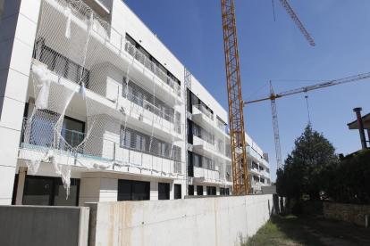 Imatge recent d’habitatges en construcció a Ciutat Jardí.