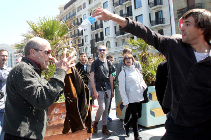 Radicals de l'esquerra abertzale insulten i colpegen els assistents al míting de Vox en Sant Sebastià