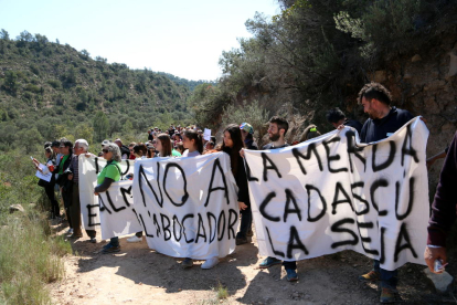 Partidaris i detractors de l'abocador de Riba-roja marxen per defensar i denunciar el projecte