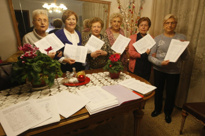 Las vecinas de Cappont, con las 1.600 firmas en Navidad.