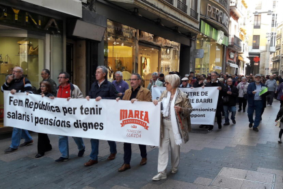 Imagen de la manifestación de la Marea pensionista de Lleida por el Eix Comercial.