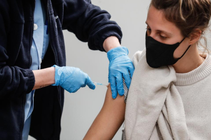 Fins a la data a Espanya s’han inoculat prop de 900.000 dosis de la vacuna d’AstraZeneca.