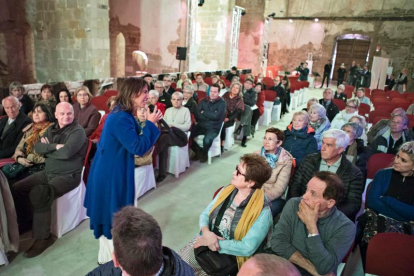 Lídia Pujol en su entrada ayer en el espacio cultural de Sant Domènec (izq.) y la OJC durante su concierto en el Paranimf de la Universitat de Cervera (der.).