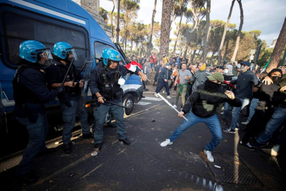 Enfrentamientos con la policía en las protestas convocadas en Roma el pasado sábado.