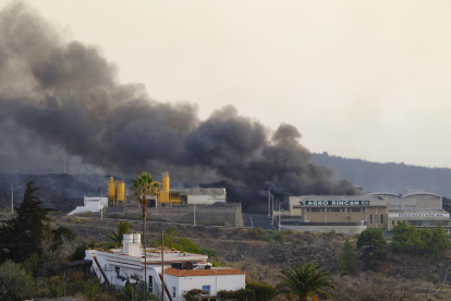 La lava del volcán de la Palma llega a una fábrica de cemento generando más gases nocivos.