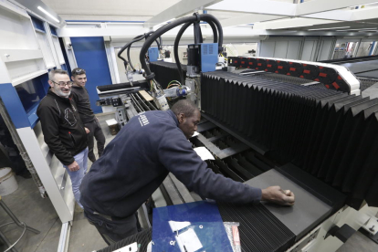 Operarios trabajando en la mayor máquina de corte por láser del mundo, el viernes, en Torrefarrera.