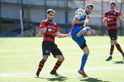 Un jugador del EFAC presiona a otro del Andorra, ayer durante el partido.