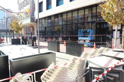 Obras ayer en la terraza de un restaurante de Lleida ciudad, que podrá reabrir el lunes. 