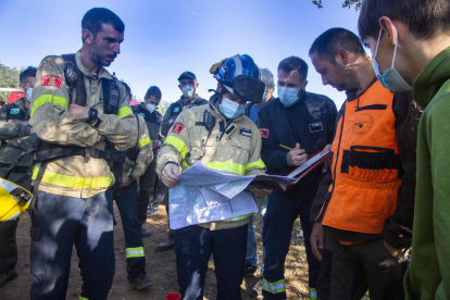 Los equipos de rescate consultando un mapa ayer antes del hallazgo del niño.