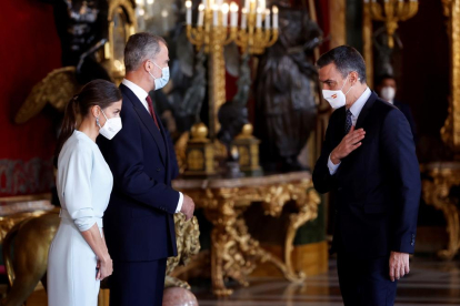 El rei Felip, la reina Letícia i el president del Govern Pedro Sánchez, durant la recepció oferta al Palau Reial.
