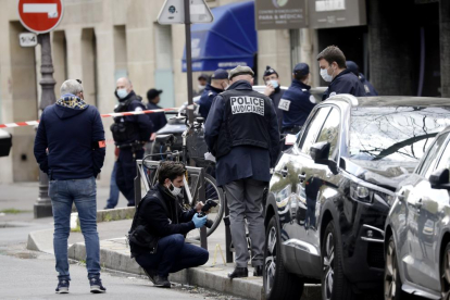 Un mort i una ferida greu en un tiroteig davant un hospital de París