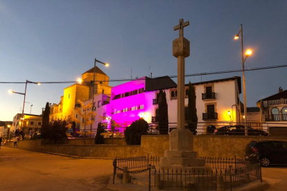 El ayuntamiento de Golmés, ayer, iluminado de violeta. 