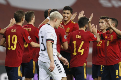 Jugadors de la selecció espanyola celebren un dels gols davant d’un abatut jugador alemany.