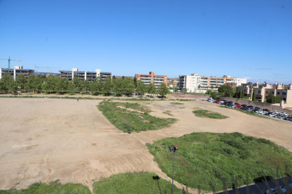 Vista general del solar del carrer Alcalde Pujol que es convertirà en un parc, ahir sense cotxes.