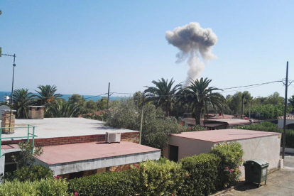 Imatge del fum de la segona explosió d’Alcanar el 2017.