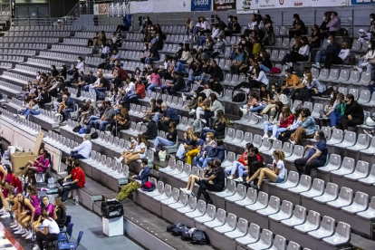 Una acción del partido de ayer entre el CB Lleida y el Segle XXI.