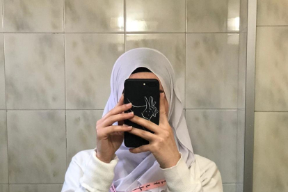 La alumna expulsada del centro de prácticas por llevar hiyab.