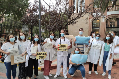 Un grupo de médicos internos residentes de Lleida, ayer en una concentración en Barcelona.