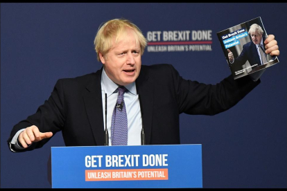  Boris Johnson, en una imagen de archivo en la que muestra el manifiesto conservador sobre el Brexit.
