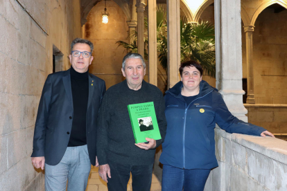 El autor, con el presidente y la vicepresidenta de la Diputación.