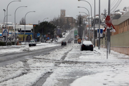 Les platges de Salou, com moltes del litoral català, van quedar tancades ahir com a mesura de prevenció. A la dreta, un carrer de Castalla (Alacant), cobert per la neu.