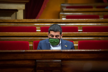 El conseller El Homrani, ayer, durante la sesión en el Parlament.