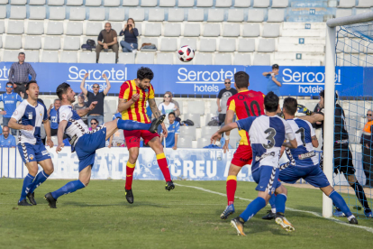El defensa Marc Trilles va tenir aquesta oportunitat a l’última jugada d’atac del Lleida, però tampoc hi va haver encert en aquesta ocasió.