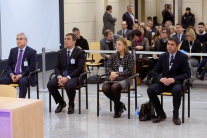 Cèsar Puig, Pere Soler, Teresa Laplana i Josep Lluís Trapero, ahir, al banc de l’Audiència Nacional al començar el judici per l’1-O.