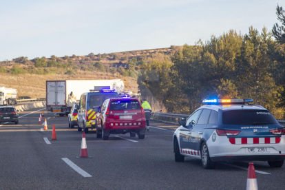 El accidente obliga a cortar dos carriles de la autovía en sentido Lleida.