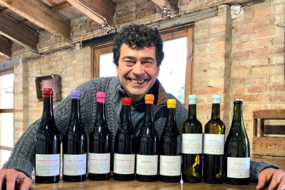 El enólogo leridano Tomàs Cusiné, con los vinos del proyecto 'Microvificacions de Les Garrigues Altes