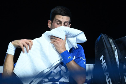 Djokovic, en un moment de descans durant el partit d’ahir.