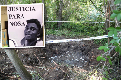 Imatge del lloc on va ser trobat semienterrat el cadàver el 13 d'octubre passat i fotografia del jove en una manifestació recent