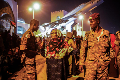 Civils sudanesos conversen amb soldats a la capital.