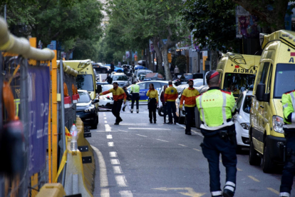 Dispositivo de emergencias en la calle Rosselló de Barcelona, en la tarde del sábado.