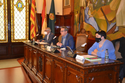 El president de la Diputació, Joan Talarn, amb els vicepresidents, durant el ple ordinari de novembre.