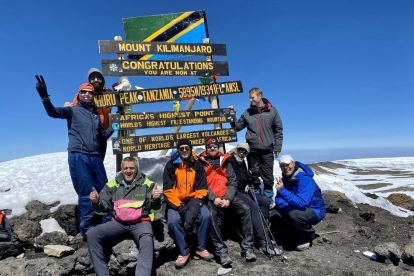 Los ocho miembros del Centre Excursionista de Lleida en el pico Uhuru, el más alto del Kilimanjaro.