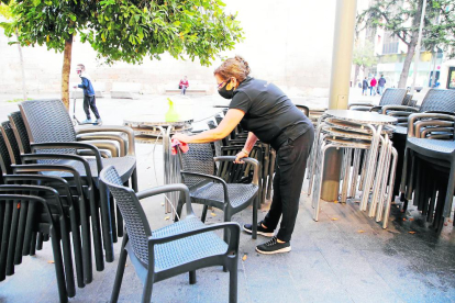 Un bar de Lleida poniendo a punto la terraza para volver a la actividad el lunes. 