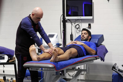 Luis Suárez va iniciar ahir la recuperació després de ser intervingut al genoll dret.