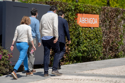 Personas accediendo a la sede de Abengoa, en Sevilla, ayer.