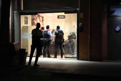 Agents de Mossos i Guàrdia Urbana dilluns després de l’atracament al supermercat de Jeroni Pujades.