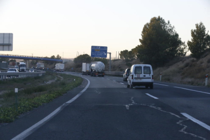 Imatge d’arxiu d’esquerdes a l’A-2 al seu pas per Lleida.