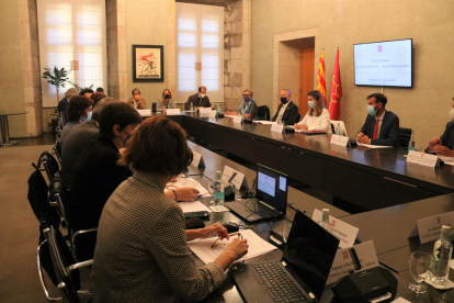 La reunión de la delegación aranesa (derecha) y representantes de la Generalitat en Barcelona.