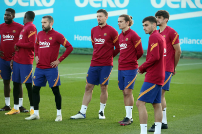 Jugadors del Barcelona, ahir durant la sessió d’entrenament de l’equip.