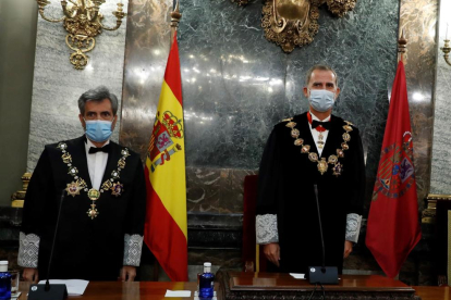 Felipe VI acompañado por el presidente del CGPJ, Carlos Lesmes.