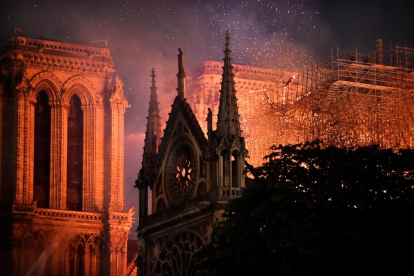Lleidatans a Notre-Dame: “Ha sigut impactant. Sembla increïble. Molta gent plorava”